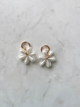 Afbeelding in Gallery-weergave laden, Oorbellen - Daisy (pearl)