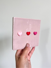 Afbeelding in Gallery-weergave laden, Tegeltje - 3D - Roze - Hartjes