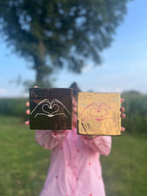 Afbeelding in Gallery-weergave laden, Tegeltje - Goud - Love (roze)