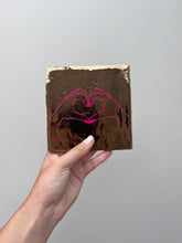 Afbeelding in Gallery-weergave laden, Tegeltje - Goud - Love (roze)