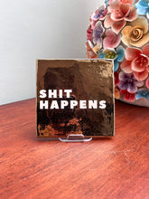 Afbeelding in Gallery-weergave laden, Tegeltje - Goud - Shit happens (off white)