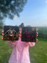 Afbeelding in Gallery-weergave laden, Tegeltje - Goud - Love (off-white)