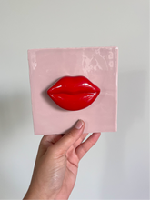 Afbeelding in Gallery-weergave laden, Tegeltje - 3D - Roze - Dikke kus