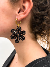 Afbeelding in Gallery-weergave laden, Oorbellen - Daisy (zwart)