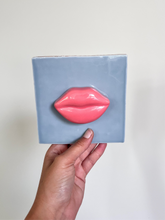 Afbeelding in Gallery-weergave laden, Tegeltje - 3D - Blauw - Dikke kus