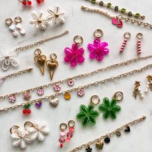 Afbeelding in Gallery-weergave laden, Oorbellen - Daisy (fuchsia roze)