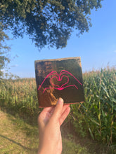 Afbeelding in Gallery-weergave laden, Tegeltje - Goud - Love (roze)