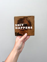 Afbeelding in Gallery-weergave laden, Tegeltje - Goud - Shit happens (off white)