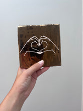 Afbeelding in Gallery-weergave laden, Tegeltje - Goud - Love (off-white)