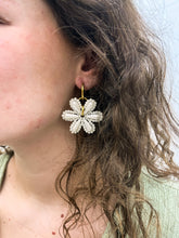 Afbeelding in Gallery-weergave laden, Oorbellen - Daisy (pearl)