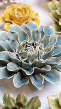 Afbeelding in Gallery-weergave laden, Keramische bloem - Blue Dahlia