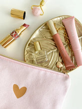 Afbeelding in Gallery-weergave laden, Cosmetisch Etui Pink & a Heart of Gold