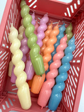 Afbeelding in Gallery-weergave laden, Wavy Candle Ivory