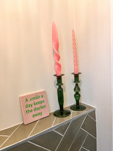 Afbeelding in Gallery-weergave laden, Tegeltje - Roze - A smile a day keeps the doctor away