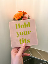 Afbeelding in Gallery-weergave laden, Tegeltje - Roze - Hold your tits