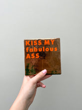 Afbeelding in Gallery-weergave laden, Tegeltje - Goud - Kiss my fabulous ass