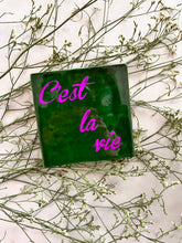 Afbeelding in Gallery-weergave laden, Tegeltje - Groen - C'est la vie