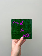 Afbeelding in Gallery-weergave laden, Tegeltje - Groen - C'est la vie