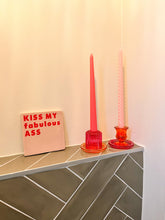 Afbeelding in Gallery-weergave laden, Tegeltje - Roze - Kiss my fabulous ass