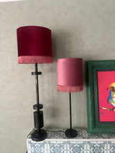 Afbeelding in Gallery-weergave laden, Roze rode lampenkap met franjes
