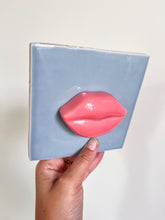Afbeelding in Gallery-weergave laden, Tegeltje - 3D - Blauw - Dikke kus
