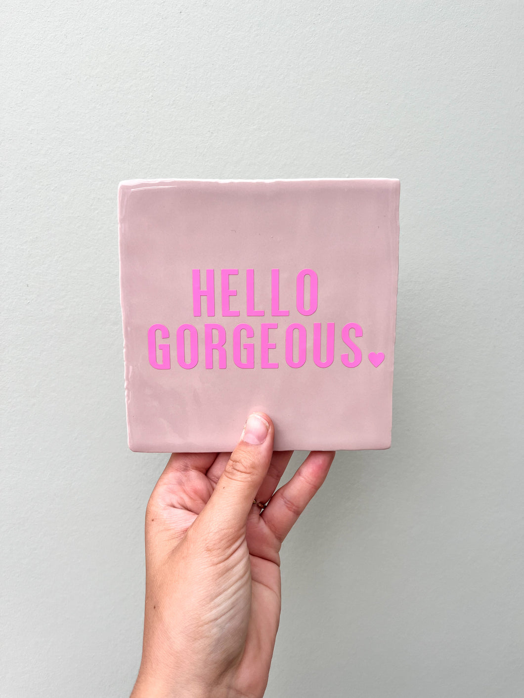 Tegeltje - Roze - Hello Gorgeous