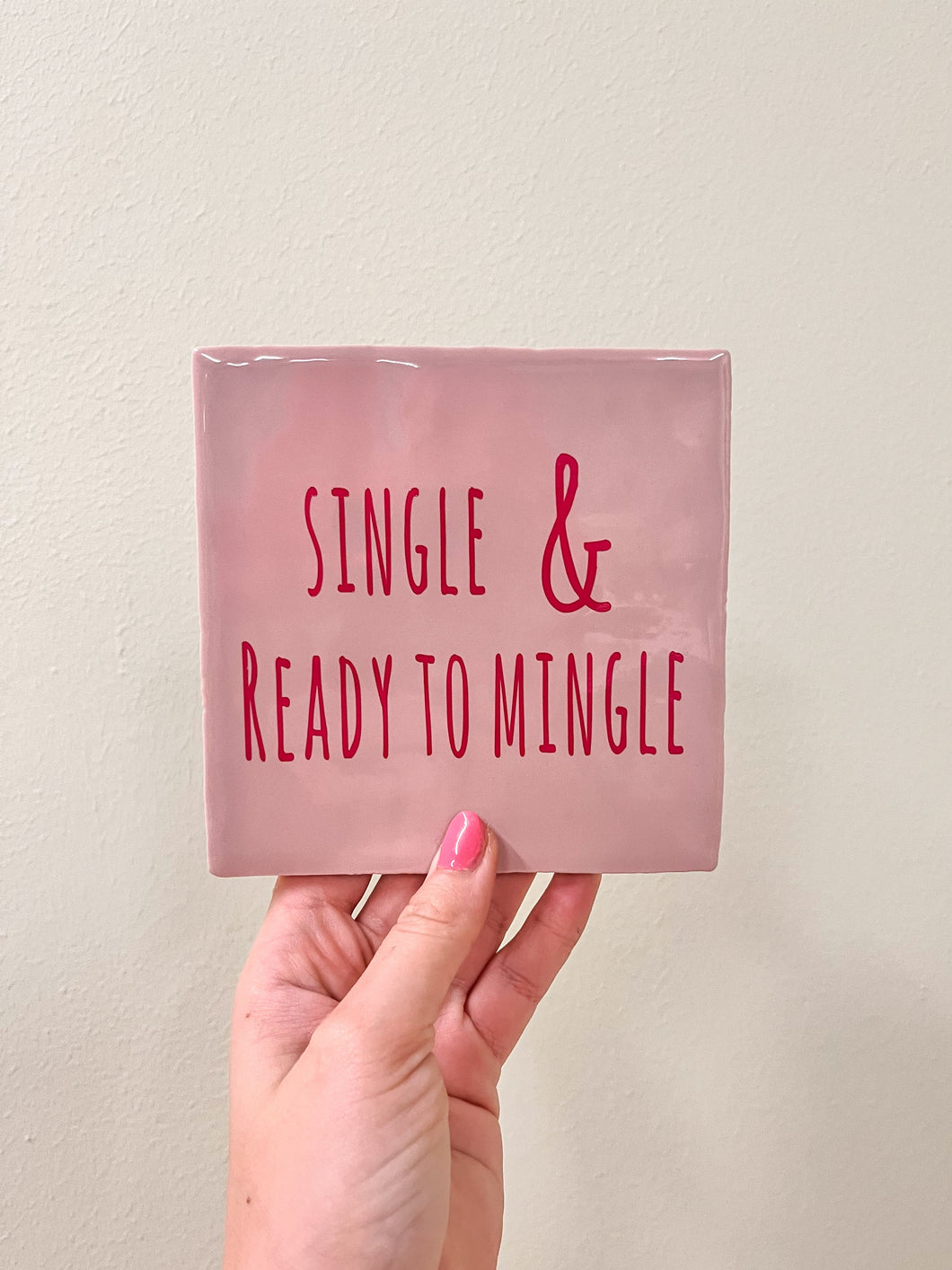 Tegeltje - Roze - Single and ready to mingle