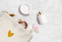 Afbeelding in Gallery-weergave laden, Cosmetisch Etui White &amp; a Heart of Gold
