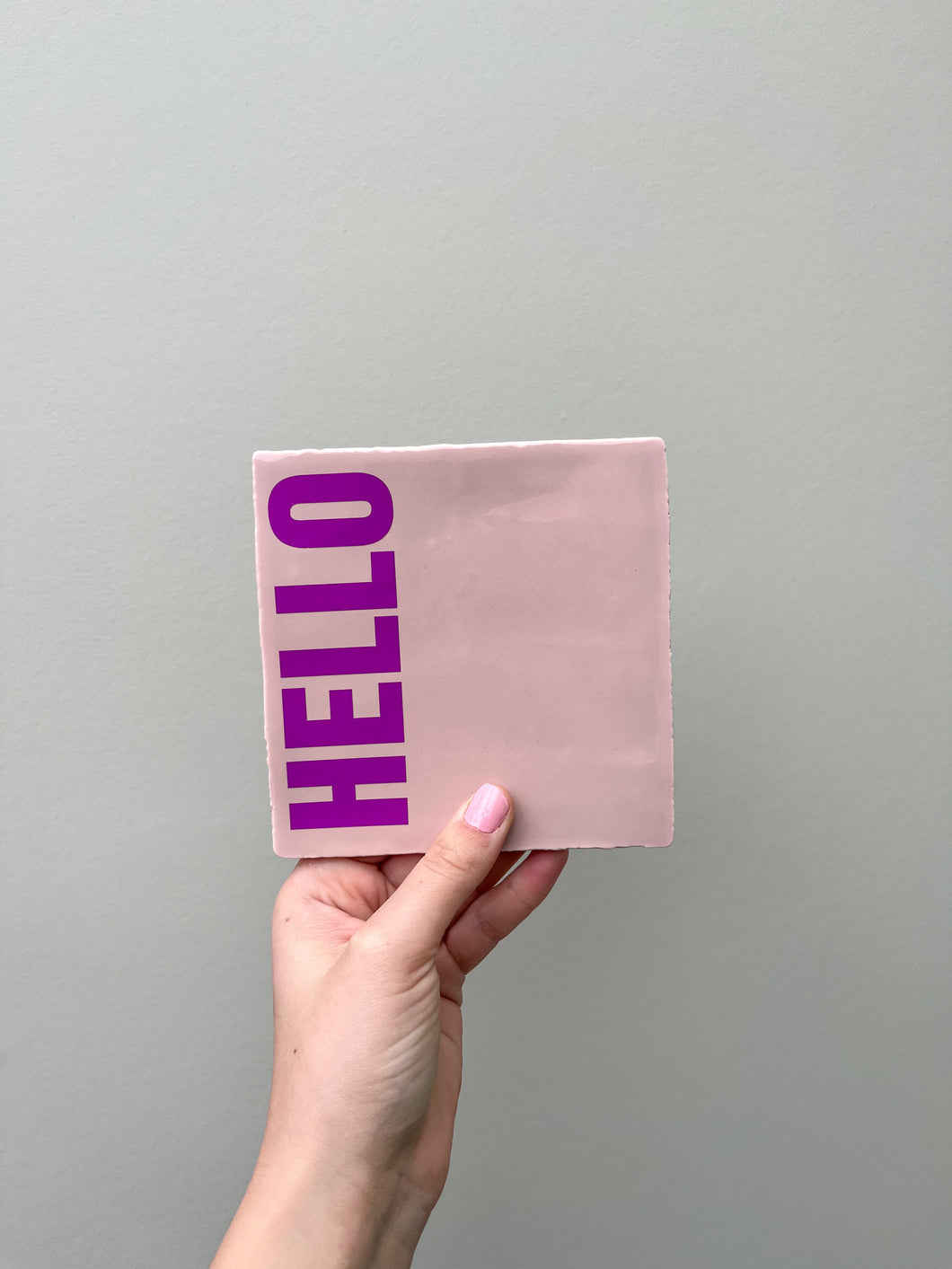 Tegeltje - Roze - HELLO