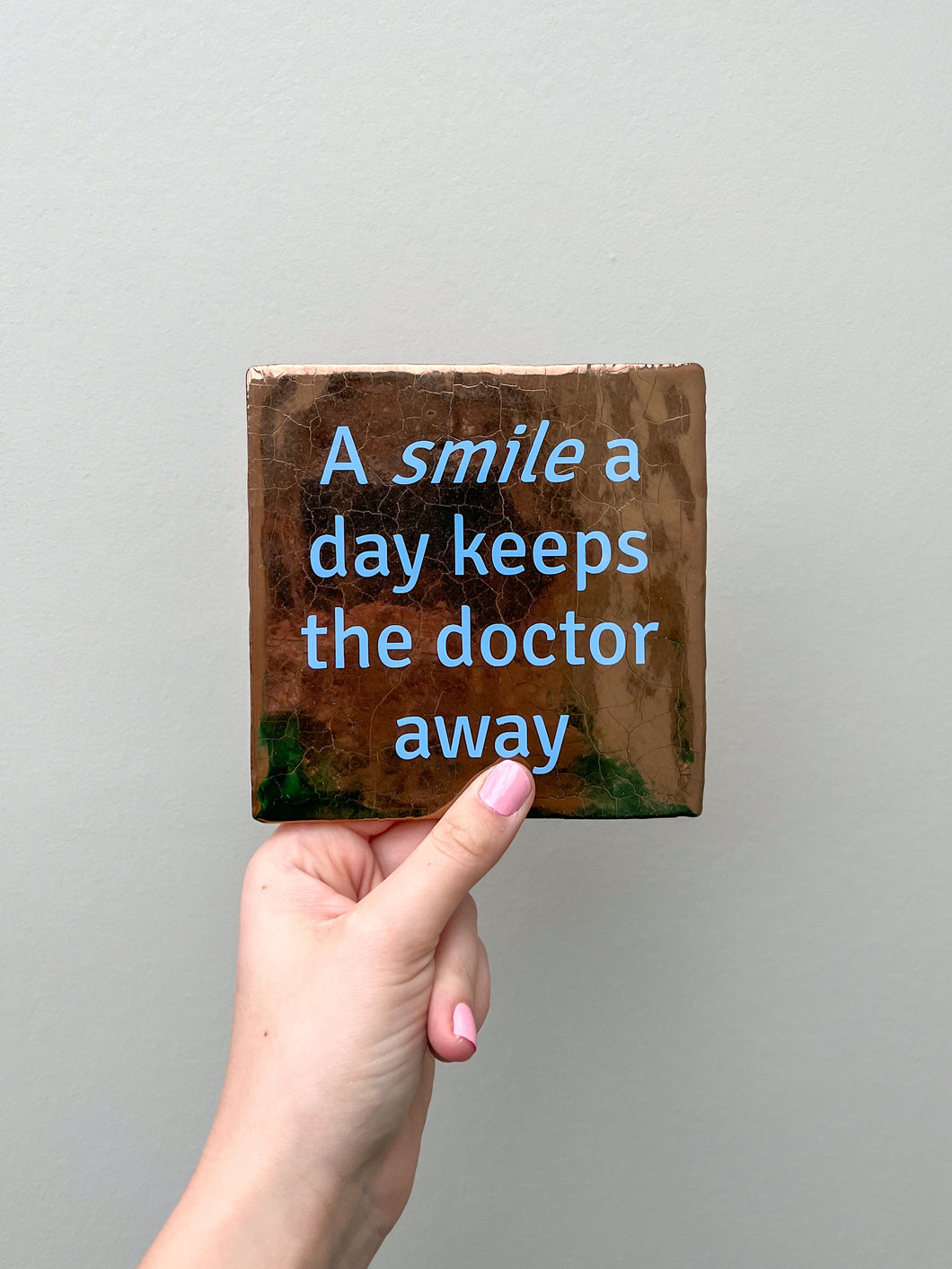 Tegeltje - Goud - A smile a day keeps the doctor away