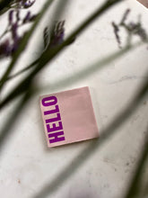 Afbeelding in Gallery-weergave laden, Tegeltje - Roze - HELLO
