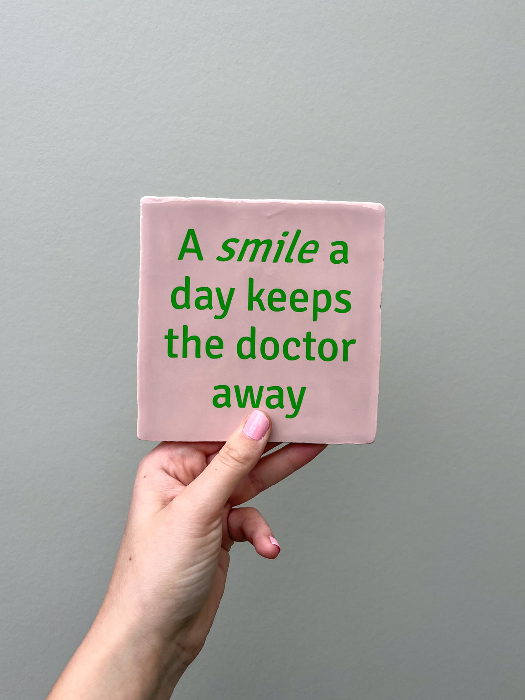 Tegeltje - Roze - A smile a day keeps the doctor away